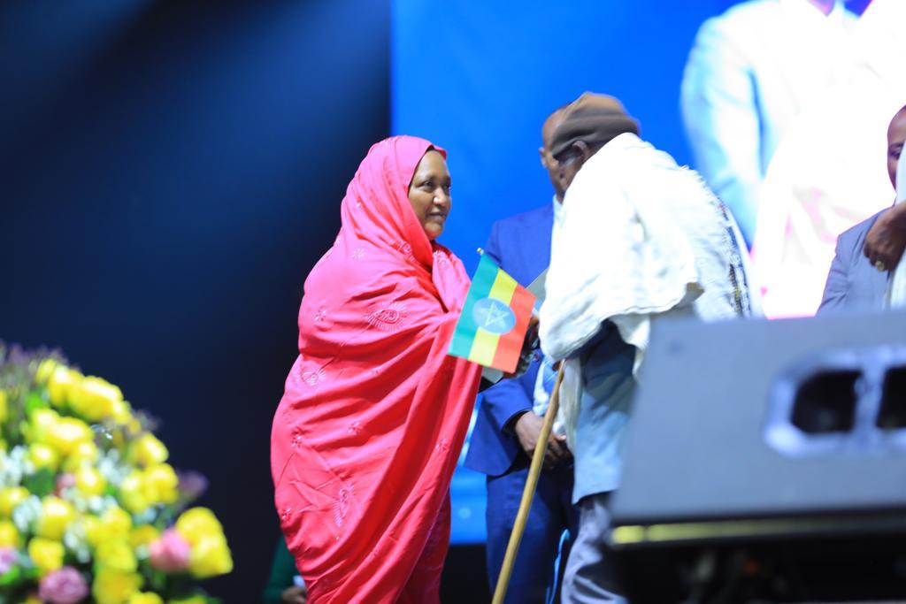 AdanechAbiebie's tweet photo. በቀጣይም አርሶአደሮች በህግ የተሰጣቸውን ይዞታ የመጠቀምና ያለ አግባብ ከይዞታቸው ያለመፈናቀል መብታቸውን በማስከበር ከከተማዋ እድገት ጋር አብረው በማደግ የልማቱ አካል እንጂ ተፈናቃይ እንዳይሆኑ እንሰራለን።4/4 https://t.co/J6a5vPiRJ9