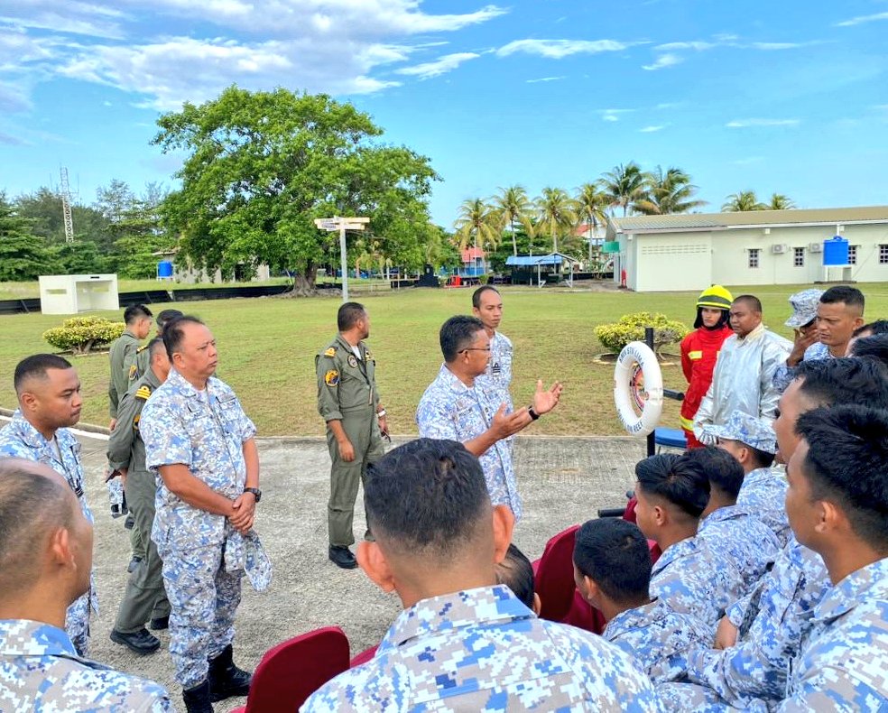 Suatu pengorbanan.

Warga <a href="/stn_lima/">STESEN LIMA TLDM</a> yg kini dalam tugasan tinjauan dan mengawasi kedaulatan Malaysia dikunjungi Panglima Armada Timur serta delegasi. Kunjungan #Aidiladha2023 ini lebih bermakna dgn pemberian daging korban kpd mereka.

#NavyNews