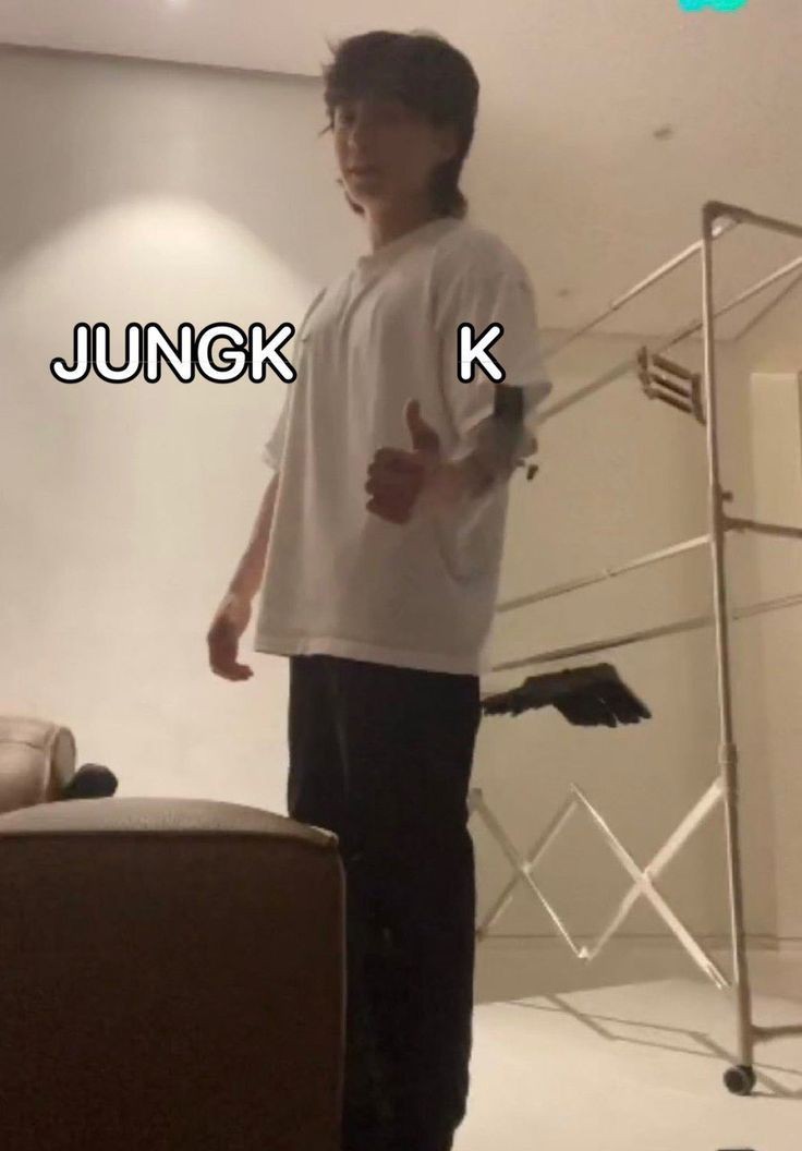 lvrvkook's tweet photo. making a gc for lonely people to make friends and chat with eo (help sjshajajs)

- drop ur @ to be added
- follow @lvrvkook 
- rt this so that more people can know! https://t.co/7wlhDS05tm