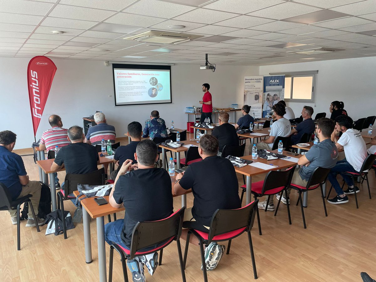 SalvadorEscoda's tweet photo. 💪¡OTRO ÉXITO DE CONVOCATORIA en nuestra #formación MÁS 🔝con @froniussolar en #Barcelona con más de 30 #instaladores y la participación de @Elecsum_fv! 🤩

¡GRACIAS🙏a todos los participantes!

#atuservicio #formacióntécnica #instalador #EscoAula #AulaSolar #fronius #Mundoclima https://t.co/RvIAzDHHXj