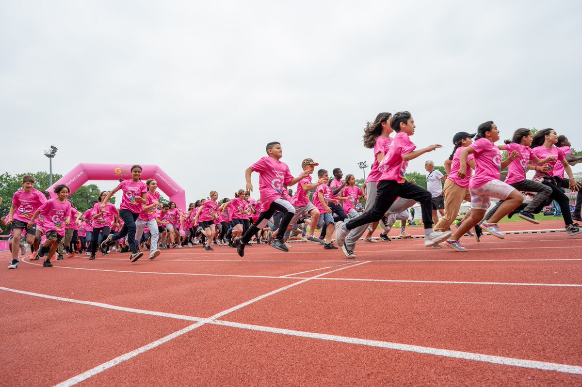 _thedailymile's tweet photo. Over 1,800 children from 7 local schools took part in The #DailyMile #GORunForFun event in Neder-Over-Hembeek yesterday! Amazing to have Olympic athlete Tia Hellebaut join for the morning 🌟Thank you to the 35 volunteers who helped make the event such a success! 🩷 https://t.co/fk6AM9xpv5
