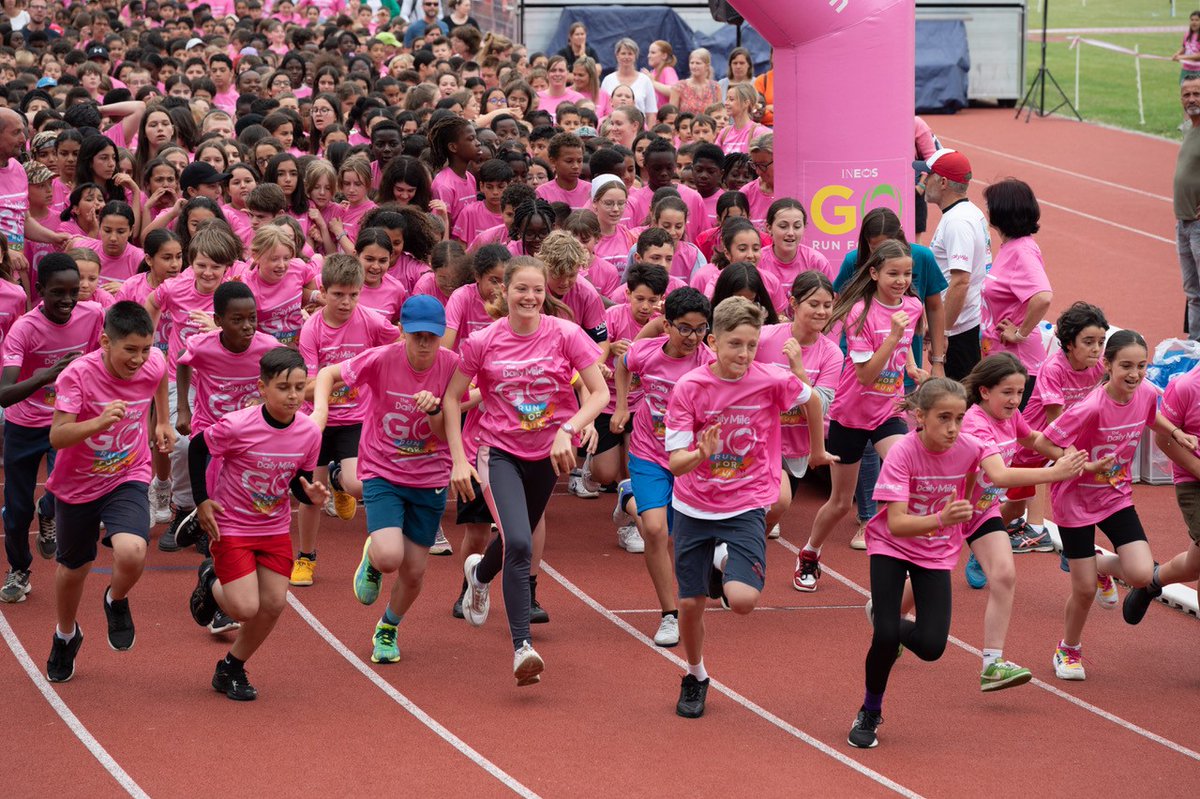 _thedailymile's tweet photo. Over 1,800 children from 7 local schools took part in The #DailyMile #GORunForFun event in Neder-Over-Hembeek yesterday! Amazing to have Olympic athlete Tia Hellebaut join for the morning 🌟Thank you to the 35 volunteers who helped make the event such a success! 🩷 https://t.co/fk6AM9xpv5