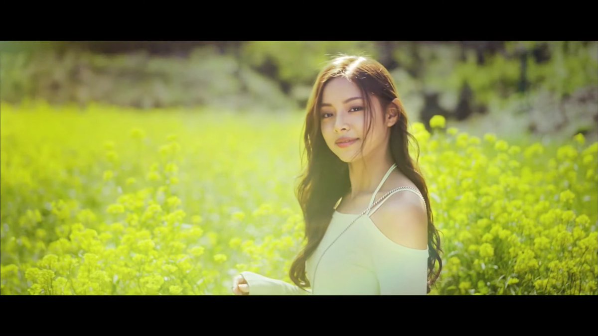 onlysbtc's tweet photo. parehong may hinahanap
parehong maganda 

ang ethereal ng beauty nila 😭✨

TOUCHDOWN MV OUT NOW
#YGIGTouchdownMVOutNow
#YGIG_TOUCHDOWNMV
@ygig_official #YGIG https://t.co/m8W5FThJVh