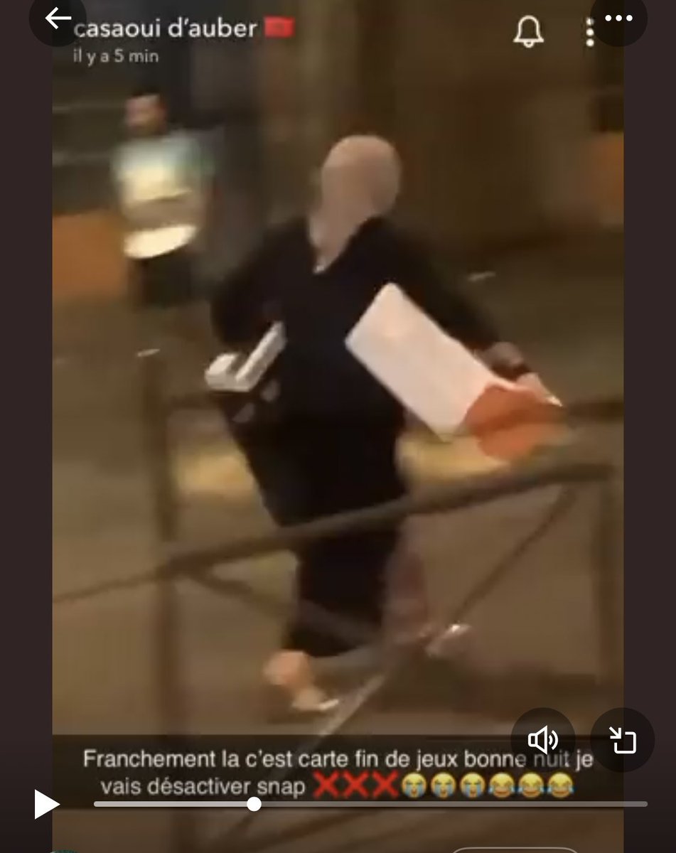 A_ga__the___'s tweet photo. Ca va Fatima ? Tu as mis les babouches qui courent vite pour faire les soldes de nuit ?! 
Pendant que tes gamins cassent et brûlent partout!
PS je n’ai pas de compte de secours 😂 https://t.co/Fcr6Uj9gfT