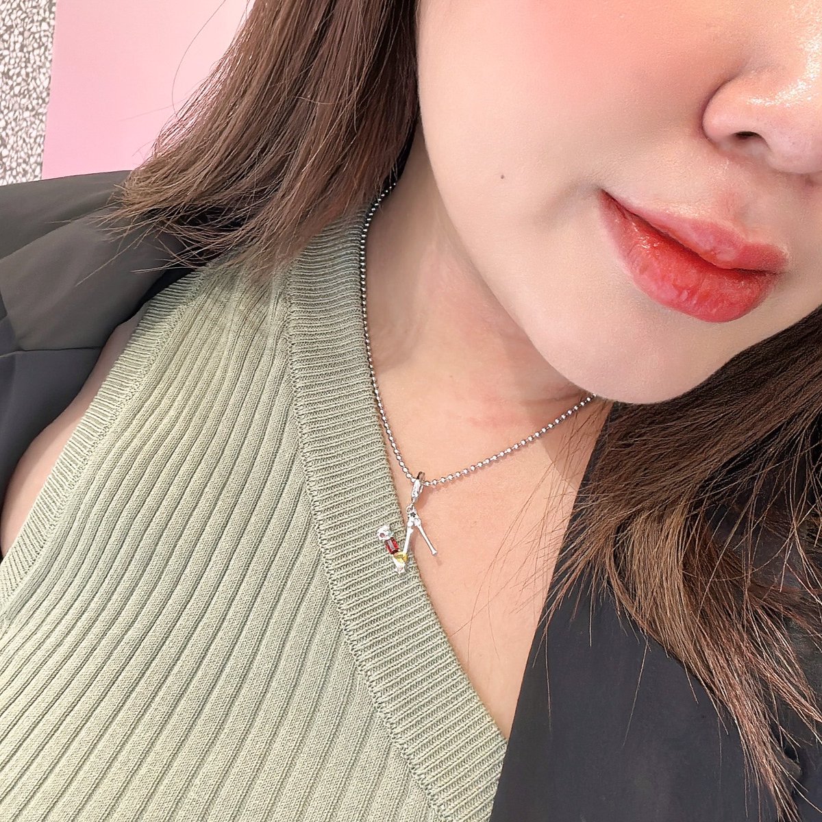 detailsoftoday's tweet photo. สวยมากเลยอ่ะ สำหรับเราที่เลิ้บสร้อย alphabet มาเจอของ maron jewelry สวยม้ากกกก เหมือนเพิ่งออกใหม่เลย⭐️🤏🏻 เค้าเป็น จี้ alphabet พลอยนพเก้าอ่ะ🌈🎀 จี้มีตั้งแต่ A-Z สีเงิน/ทอง สวยไปหม้ด มันเลือก mix ได้ระหว่างสร้อย กะ จี้ด้วยนะ สร้อยมี3แบบ นี่ชอบแบบสั้นกับแบบมุกมากๆ นี่มาเจอที่เซนลาด
