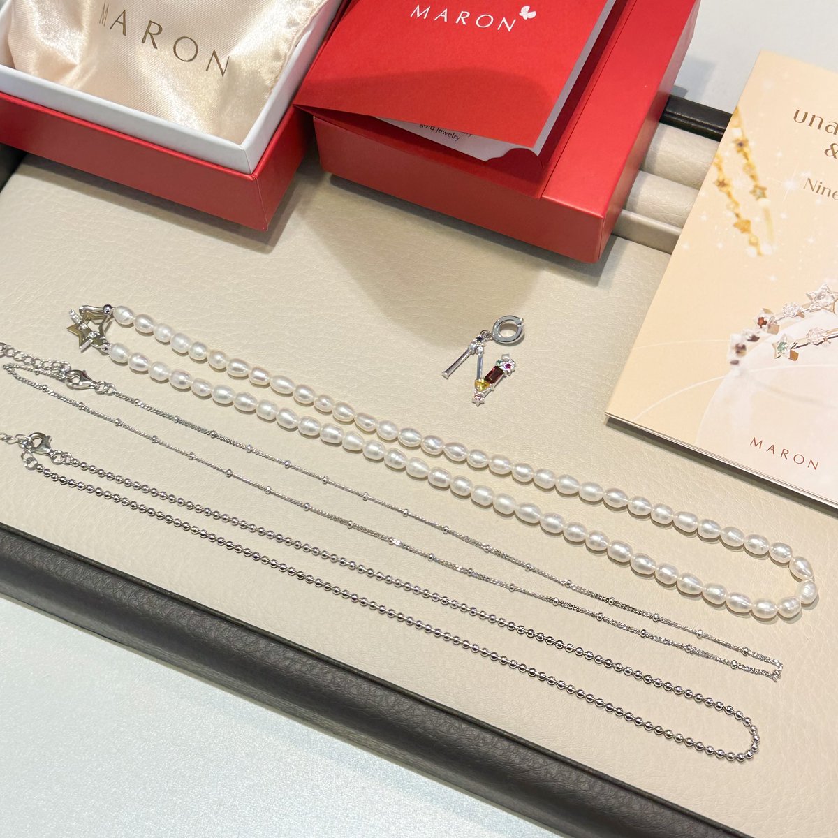 detailsoftoday's tweet photo. สวยมากเลยอ่ะ สำหรับเราที่เลิ้บสร้อย alphabet มาเจอของ maron jewelry สวยม้ากกกก เหมือนเพิ่งออกใหม่เลย⭐️🤏🏻 เค้าเป็น จี้ alphabet พลอยนพเก้าอ่ะ🌈🎀 จี้มีตั้งแต่ A-Z สีเงิน/ทอง สวยไปหม้ด มันเลือก mix ได้ระหว่างสร้อย กะ จี้ด้วยนะ สร้อยมี3แบบ นี่ชอบแบบสั้นกับแบบมุกมากๆ นี่มาเจอที่เซนลาด