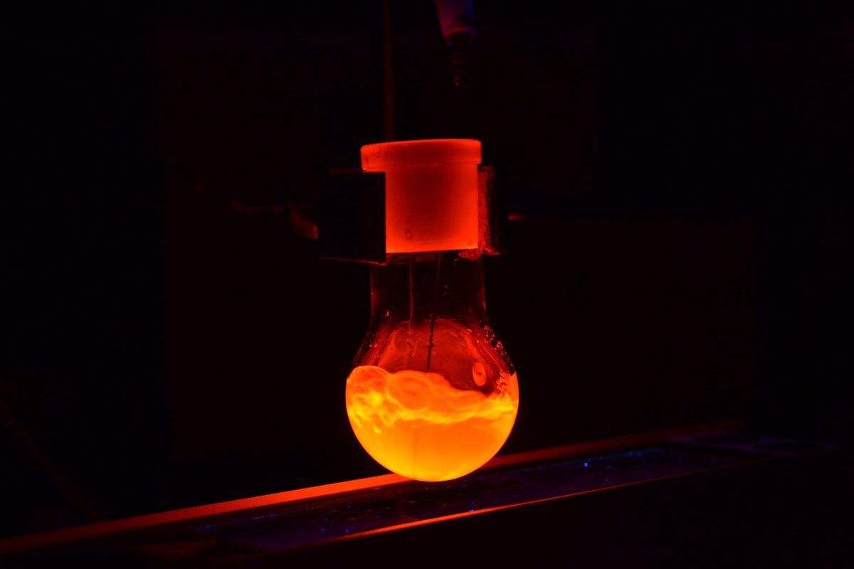 A sunset in the middle of the laboratory performed by Andreas Matijevic #FluorescenceFriday