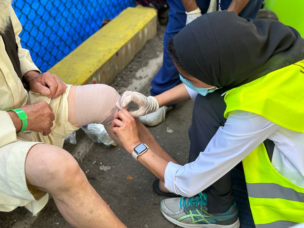 ezmurshid's tweet image. سعيده وفخوره بإبنتي الدكتوره رُبى @Ruba_et وهي تعالج وتساعد ضيوف الرحمن في مشاعر منى . ربي يحفظك ويبارك لك في علمك وعملك وينفع بك الاسلام والمسلمين #حج_2023 #Haji2023 #MedicalNews