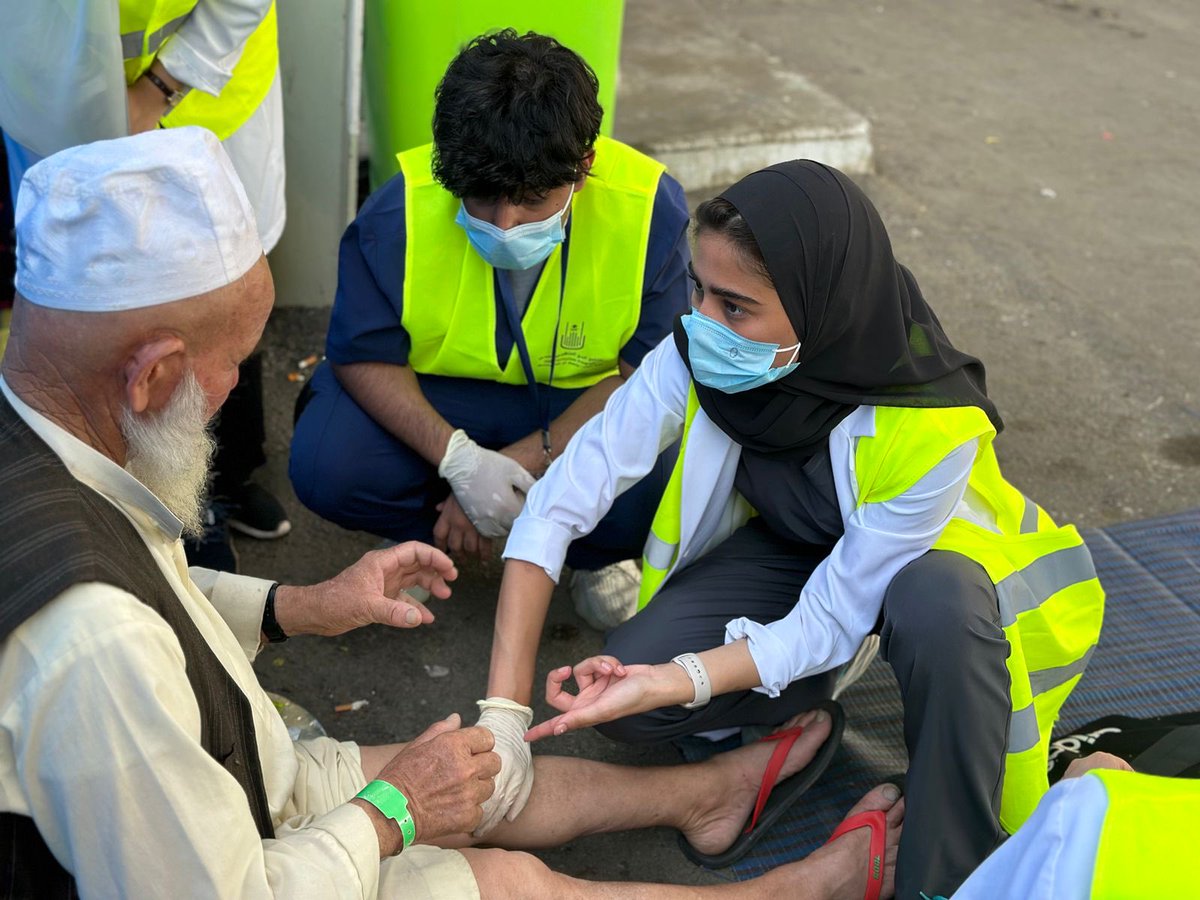 ezmurshid's tweet image. سعيده وفخوره بإبنتي الدكتوره رُبى @Ruba_et وهي تعالج وتساعد ضيوف الرحمن في مشاعر منى . ربي يحفظك ويبارك لك في علمك وعملك وينفع بك الاسلام والمسلمين #حج_2023 #Haji2023 #MedicalNews