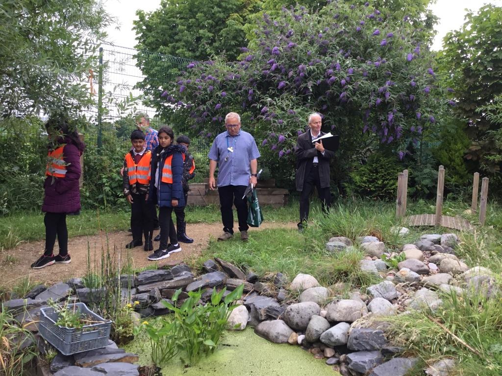 We were very excited to be part of the @StEdmundsRoch and @rochdaleinbloom entry this year, following on from Year 4 planting Spring bulbs in the grounds of St Edmund’s.
Here we are, meeting with the official Rochdale in Bloom judge. He then came to look at our school garden.