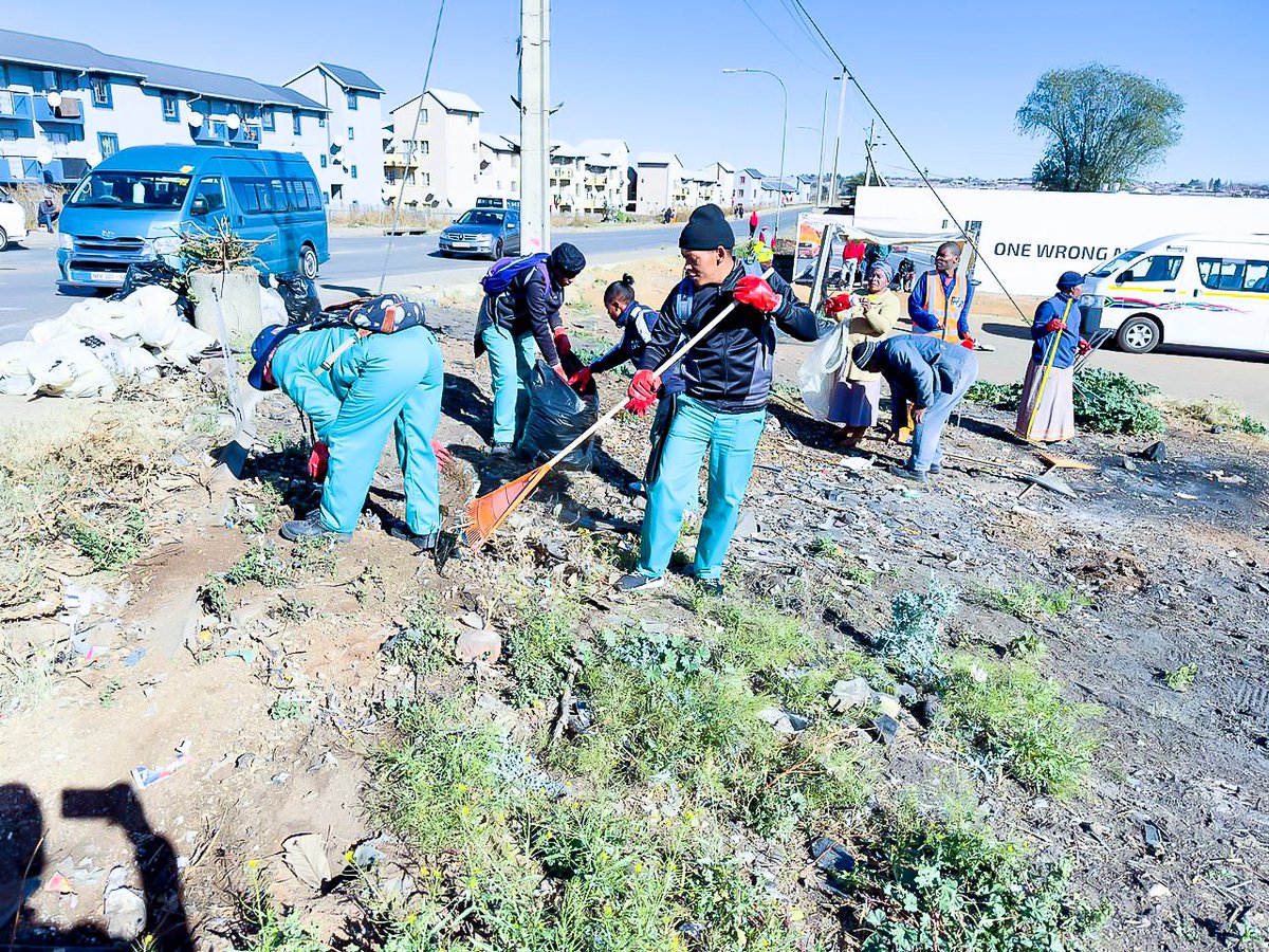 The #GreenArmy in Kliptown, Soweto. We meant it when we said we’ll enhance neighbourhood quality of life by promoting a clean environment 🌍 #BontlekeBotho #CleanerGP