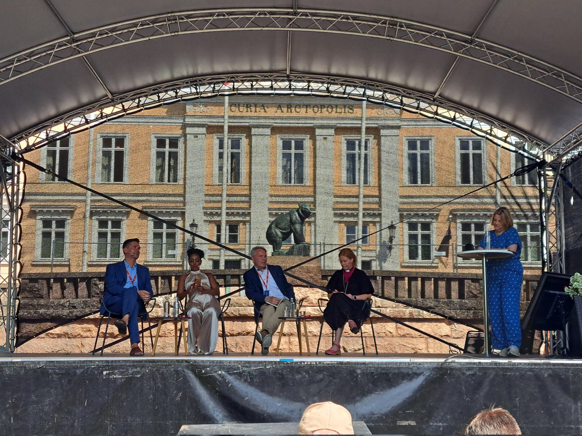 Siellä missä on valtaa, on paljon vastuuta toteaa <a href="/MariLeppane/">Mari Leppänen</a>. Uskonnonvapauden juhlavuonna on hyvä yhdessä pyrkiä vahvistamaan yhteiskuntarauhaa. Uskonnot eivät ole toisiaan vastaan! #SuomiAreena #vapaus100