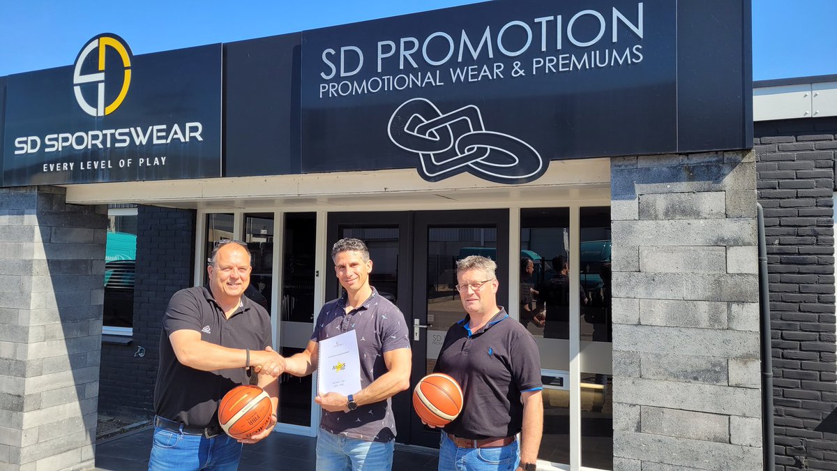 coach_base's tweet photo. BASE verlengd kledingsponsor contract, zie: https://t.co/UwdWF3t0Ir https://t.co/LYpkqoY3dQ