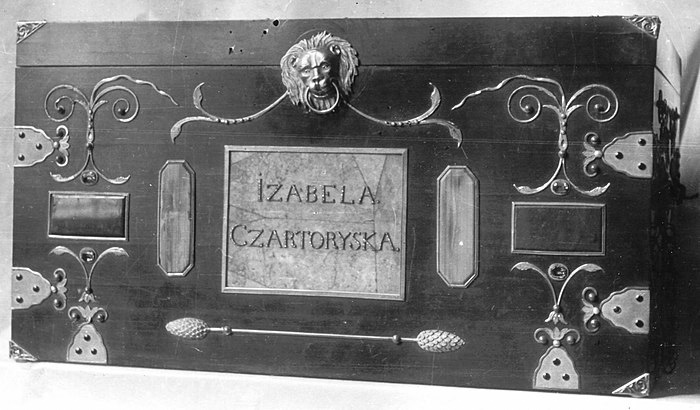 ListyLiterackie's tweet photo. Szkatuła Królewska – hebanowa skrzynia wykonana w 1800 dla Izabeli Czartoryskiej w celu przechowywania w niej pamiątek po monarchach polskich. Była najważniejszym elementem wyposażenia Świątyni Sybilli w Puławach. Zrabowana przez Niemców w 1939, jej dalsze losy nie są znane. https://t.co/5YjauPYcow
