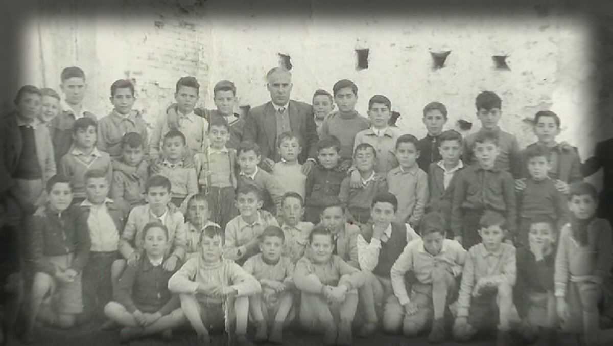 AlmudenaGrandes's tweet photo. Nino, tiene nueve años, vive en la casa cuartel de un pueblo de la Sierra Sur de Jaén, y nunca podrá olvidar el verano de 1947. https://t.co/SfDnQz6t3m 

#AlmudenaGrandes #EllectordeJulioVerne https://t.co/7o9oprW0GX