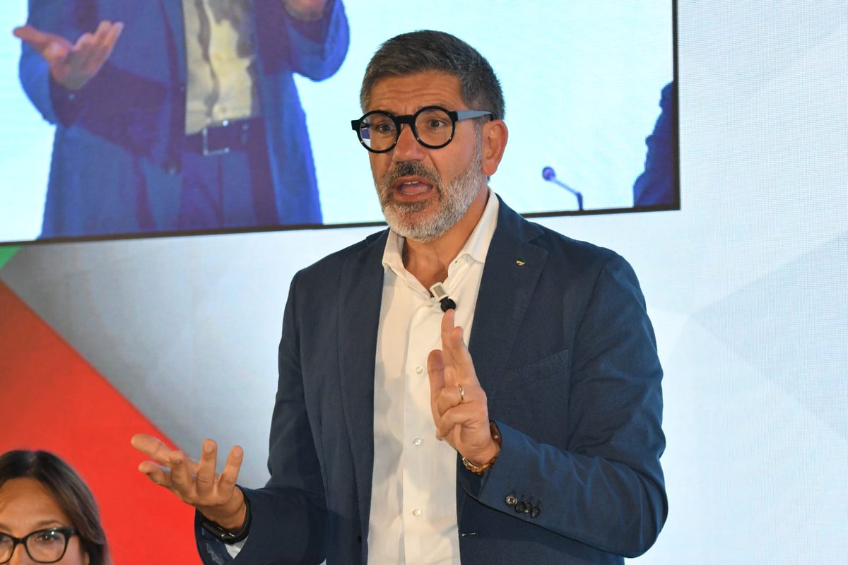 fai_cisl's tweet photo. #Lavoro, Consiglio Generale #FaiCisl, @OnofrioRota: La proposta legislativa della #Cisl per la #partecipazione dei #lavoratori è una sfida epocale, un cambiamento che vogliamo realizzare con entusiasmo superando apatie, antagonismi sterili, paternalismo aziendale
#unpostoaltavolo https://t.co/5krJtJUtFv