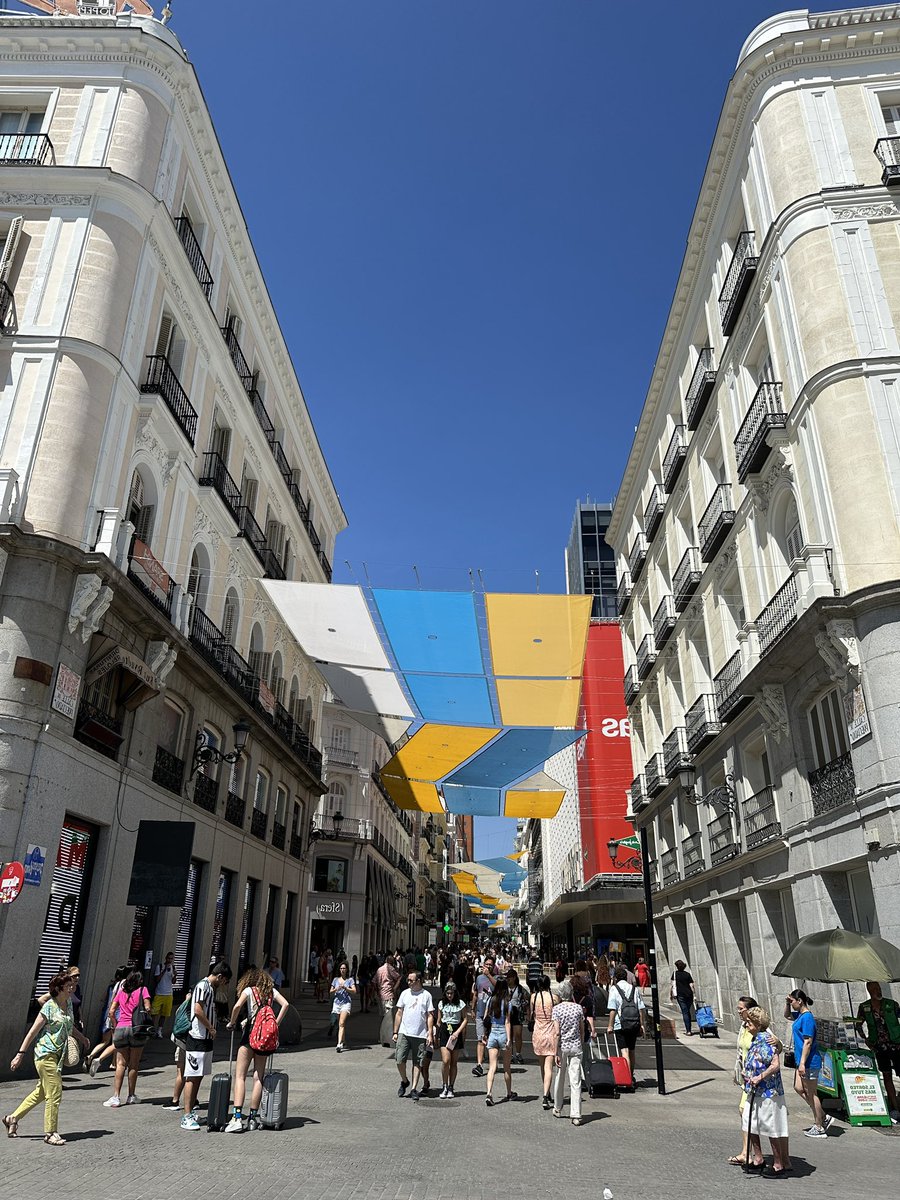 No sabía que en Madrid celebran el día de canarias con delay.. luego lo que vamos retrasados (por la hora) somos nosotros!!!
