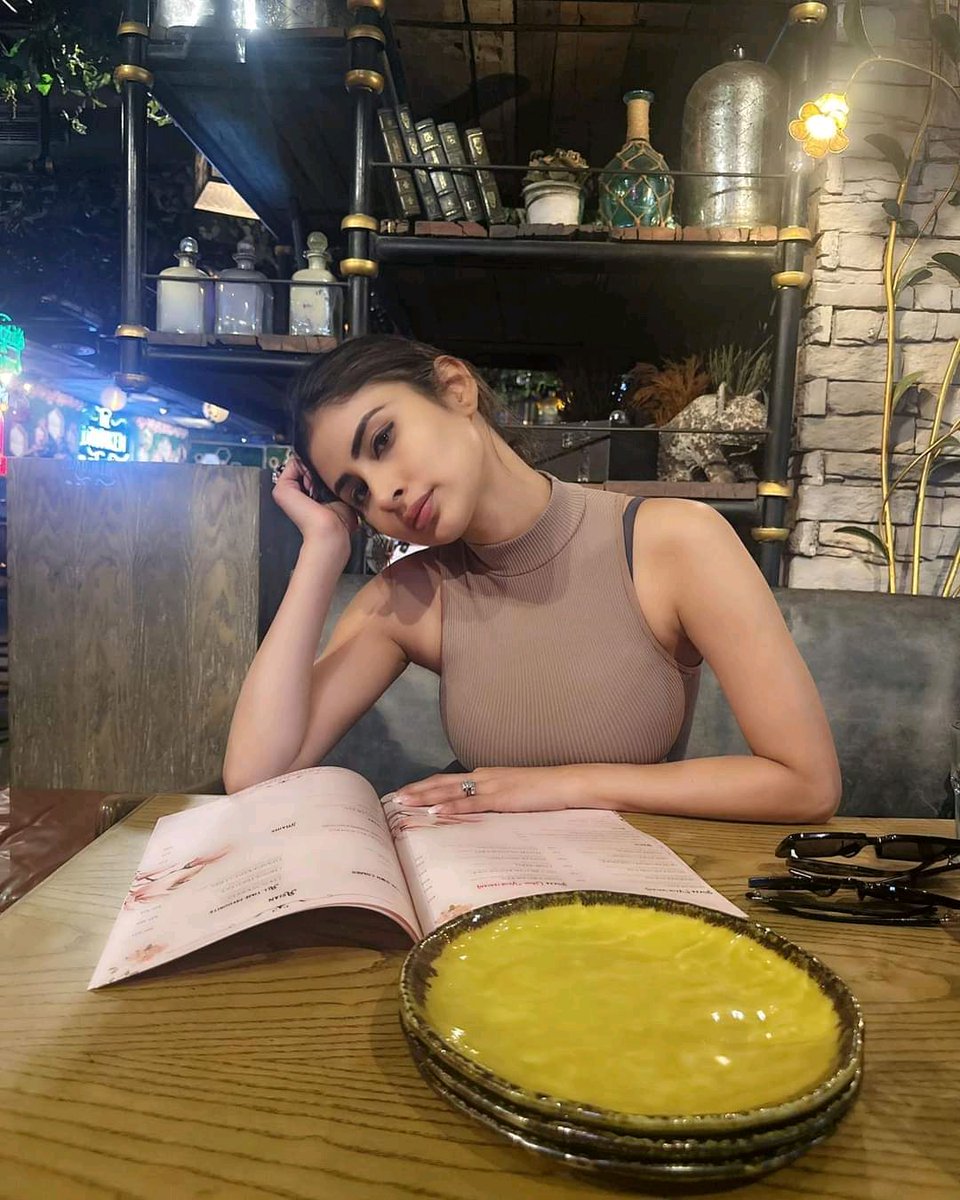 ICUmumbai's tweet photo. #mouniroy 😍 https://t.co/TmcRzSBR3u