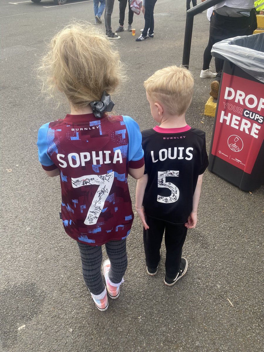 BaxendaleShaun's tweet photo. @BurnleyOfficial Last away day of the season ⚽️ https://t.co/tWiz1utyia