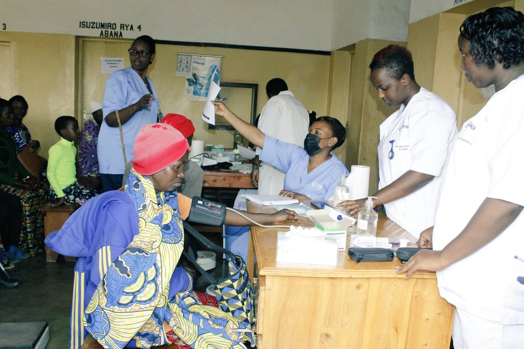 GisagaraDistr's tweet photo. Abaturage bishimiye iki gikorwa, kuko bahawe amahirwe yo guhura  n'abaganga b'inzobere bavura indwara zitandukanye, dore ko hari n'abaturage bahahuriye n 'abajya babakurikirana, ubu bakaba babagabanyirije urugendo.
"Ubuvuzi bwiza iwacu".
@RwandaHealth @RwandaLocalGov @RwandaSouth https://t.co/fNDnFJpgWY