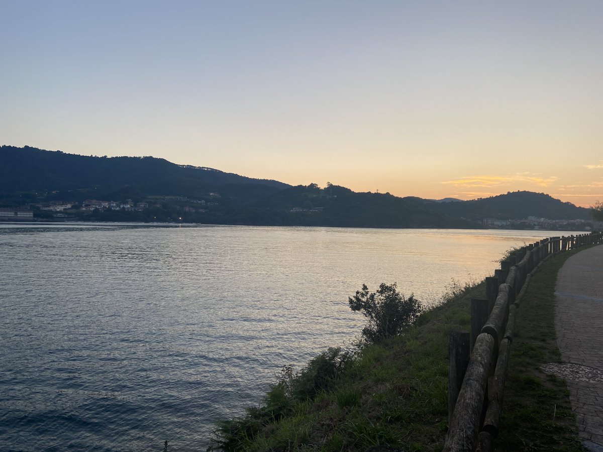 Xelebrea da zu bezala deitzen den pertsona batekin lan egitea. Jon Gorroñok ostatua jarriko du Laidan eta nik marka irudia eta ondoko murala sortu ditut IGO bere eraikuntza enpresarentzat.