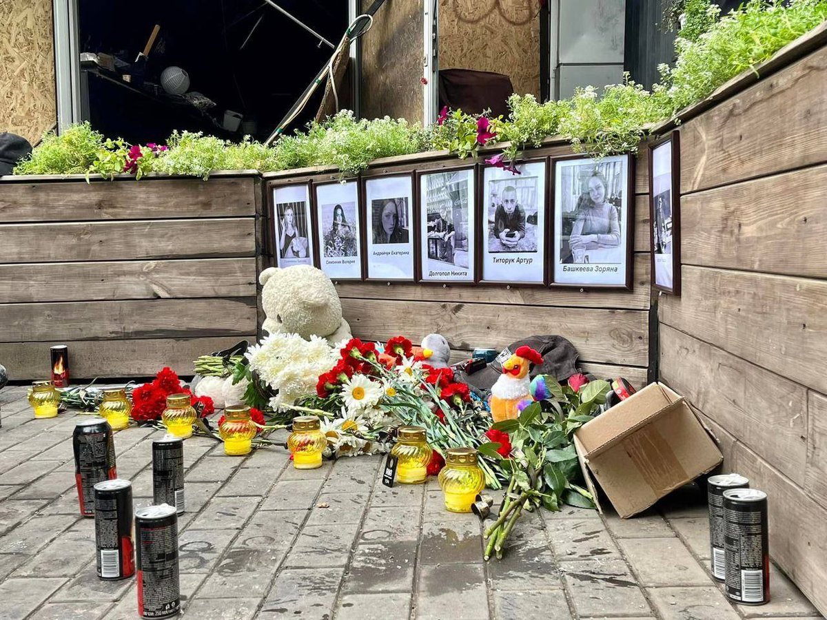 Employees of the pizzeria, which was destroyed by a Russian rocket, say goodbye to their fallen colleagues in Kramatorsk.... 

🙏🏻🙏🏻🙏🏻🙏🏻🙏🏻