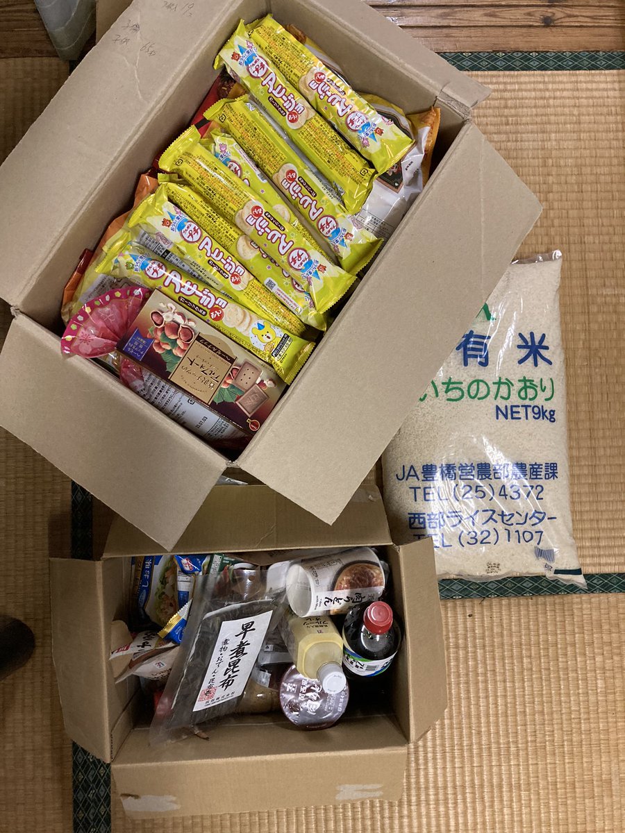 cks_shinshiro's tweet photo. #東三河フードバンク さんに本日支援物資を頂きに行って来ました。お菓子セット3箱、乾物1箱、お米9㌔頂きました。次回の #こども食堂 にて大切に使わせていただきます♪中に #かき氷 シロップも入っていたのでかき氷やります。こども達が喜ぶ姿が楽しみです♪ #新城市 #地域支援 #子育て応援 #愛知県 https://t.co/CtVc38ck0l