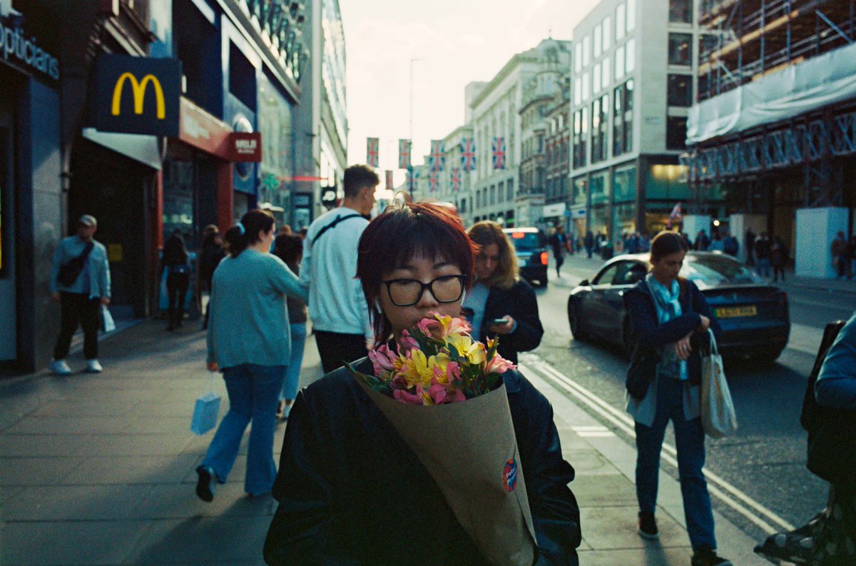 Leica_UK's tweet photo. Soaking up the candid chaos of Oxford Street in London this #LeicaFilmFriday with Hiroshi Tabata 🎞️ 

Camera: #LeicaM6 &amp; #LeicaMP
🔗 https://t.co/sWemQZAKD0 https://t.co/SXnddBLdHM