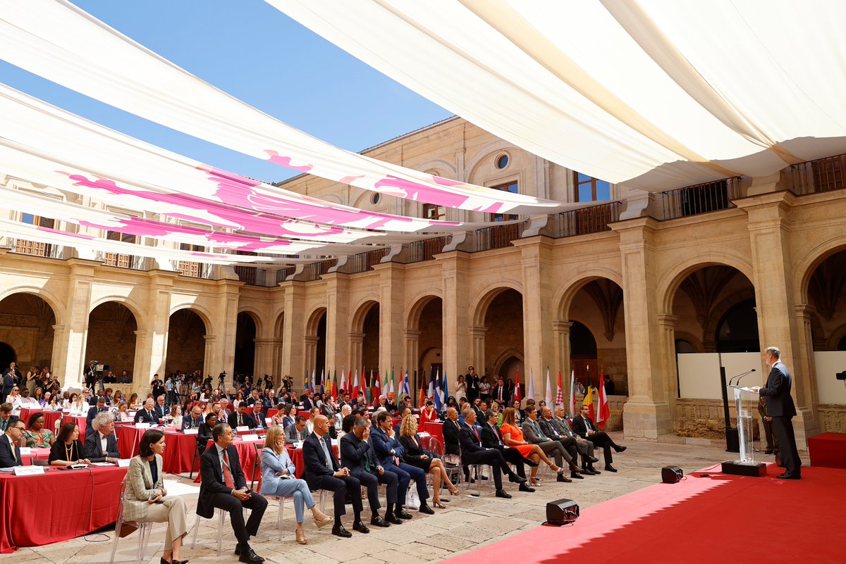 CasaReal's tweet photo. El Rey ha inaugurado en León la Conferencia Internacional conmemorativa del Día del Parlamentarismo, con la que arranca la dimensión parlamentaria de la Presidencia Española de la UE.

➡️https://t.co/uer0SmJU8p #EU2023ES #PARLEU2023ES https://t.co/Kx7OxzwLsu