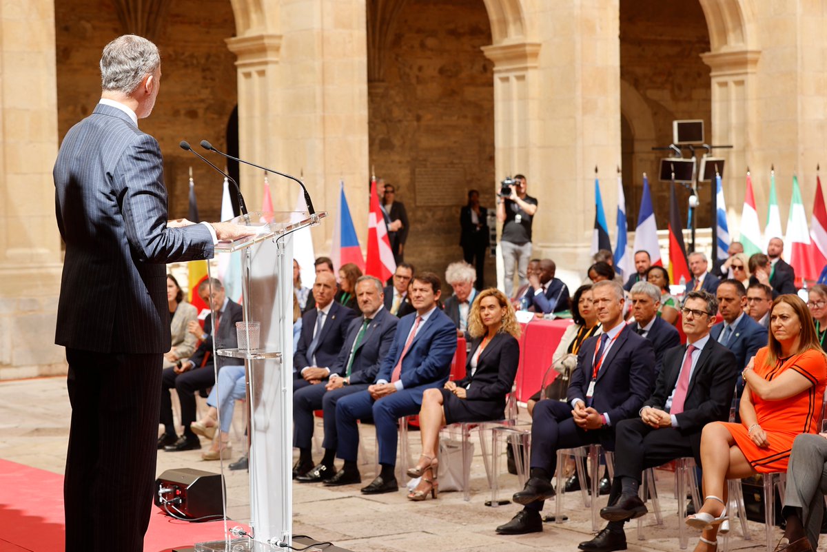 CasaReal's tweet photo. El Rey ha inaugurado en León la Conferencia Internacional conmemorativa del Día del Parlamentarismo, con la que arranca la dimensión parlamentaria de la Presidencia Española de la UE.

➡️https://t.co/uer0SmJU8p #EU2023ES #PARLEU2023ES https://t.co/Kx7OxzwLsu