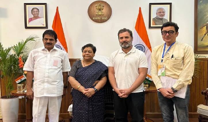 समझ नहीं आ रहा न ! न वह सांसद है , न किसी ओहदे पर। फिर भी दो दिन से हिंसाग्रस्त मणिपुर के हज़ारों लोग उससे मिल रहे है, गले लग कर अपना दर्द बांट रहे हैं।
हद तो तब हो गई जब महामहिम राज्यपाल से मिलने पहुंच गए और उनके साथ घण्टेभर बात भी की।
लोगों को जरूरी दवा और  भोजन आने लगा है।