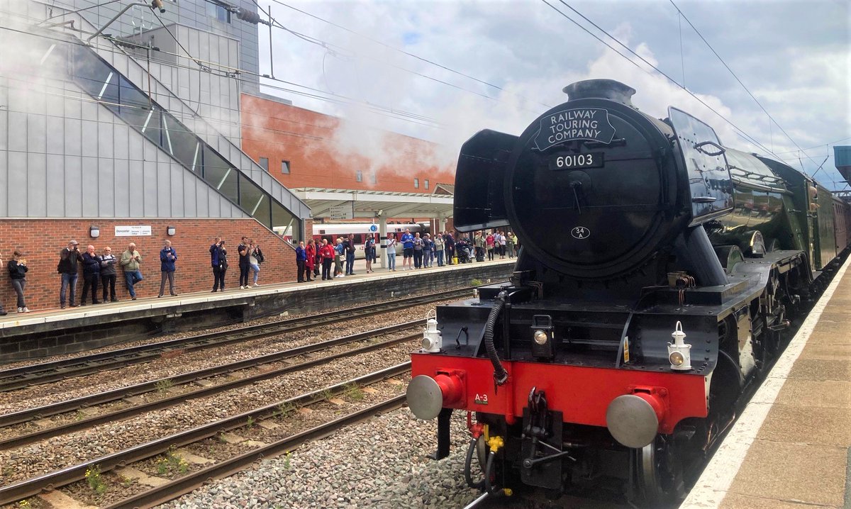 MyDoncaster's tweet photo. This afternoon, Doncaster welcomed a flying visit from Flying Scotsman!🚂

The most famous steam locomotive in the world, has marked her centenary by making an emotional return to Doncaster, where she was built one hundred years ago. https://t.co/osMWP1mAPb