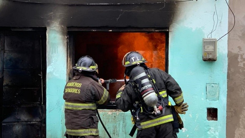 #DeBocaEnBoca |🚗 Móvil de <a href="/bianforconi/">Bian</a> 
🔥José Ingenieros al 7400: Una familia perdió todo por un incendio y necesita ayuda
🗣️"Pudo haber sido un cortocircuito, se prendió fuego la estufa y agarró todo", contó Fernanda, quien vive con sus 4 hijos.
🤝PARA COLABORAR: 3413973293