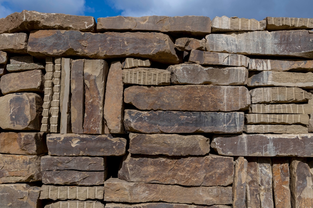 YSPsculpture's tweet image. Happy Birthday #SeanScully 🎉

Wall Dale Cubed weighs over 1000 tonnes and is 28 metres long, making it the biggest (and heaviest!) artwork in the Park!

⁠🔗ysp.org.uk/art-outdoors
⁠
Sean Scully, Wall Dale Cubed, 2018. Courtesy the artist and #Kewenig 📷 @JontyWilde