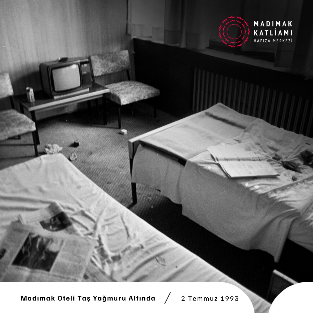 Madımak Oteli Taş Yağmuru Altında (2 Temmuz 1993)

Dijital Kütüphane’nin Fotoğraflar arşivinde katliamın öncesi ve sonrasına dair 408 fotoğrafa profilimizdeki linkten erişim sağlayabilirsiniz. 👆🏼

#MadımakKatliamı #2Temmuz1993 #SivasKatliamı