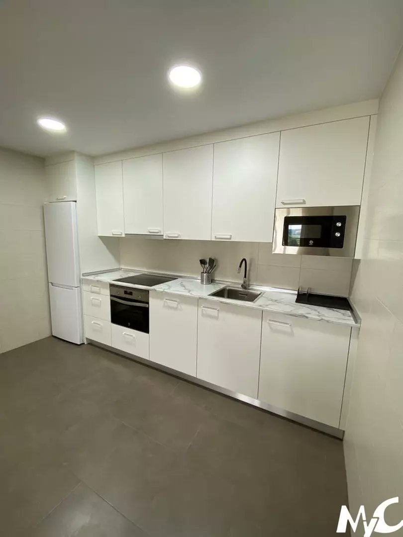 mycandosilla's tweet photo. Hoy os presentamos un proyecto de cocina salón, en blanco mate con tirador blanco y encimera POSTFORMADA imitación mármol con copete en aluminio.
Puntos a destacar en este proyecto de cocina. El fregadero sobre encimera enrasado, microondas rebajado 10cm para una mayor comodidad. https://t.co/MueyNNM1C1