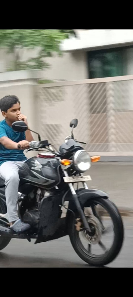 Kid riding a geared bike on a busy road without a helmet. This is outside ICL college. What are we teaching our kids? Need to stop this before something bad happens. @NaviMumbaiCity @vashinavimumbai @Navimumpolice