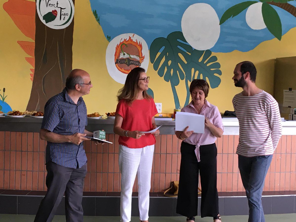 UnivAngers's tweet photo. On décerne ce jour nos trophées de l’engagement. Ce dispositif de #compagnonnage et #tutorat existe depuis 7 ans. Il vise à favoriser l’accueil et l’intégration par leurs pairs des nouveaux collègues et des jeunes en service civique ou en alternance. #UAsolidaire #accompagnement https://t.co/ctiOKmtJvD