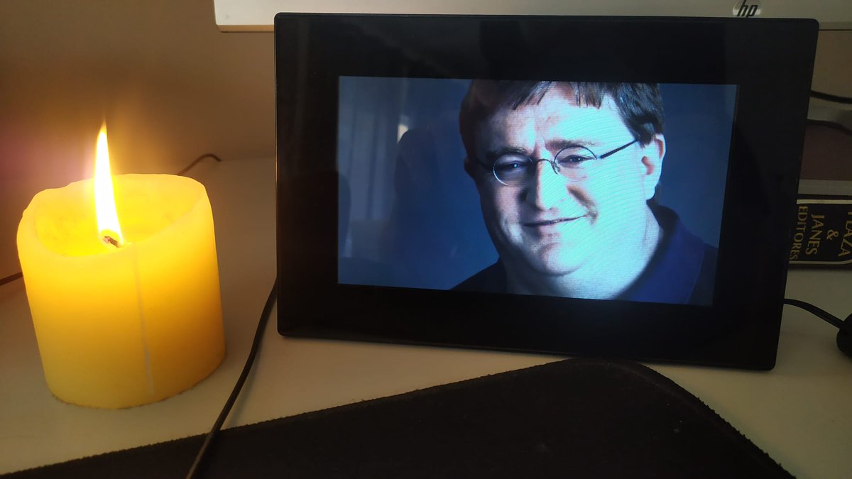 kikomartinezdev's tweet photo. Una velita para Gabe Newell para darle las gracias por permitirnos vivir de hacer juegos sin salir del comedor de casa, y para que nos dé suerte en estas rebajas de verano de Steam. https://t.co/WMvnR1bl3s
