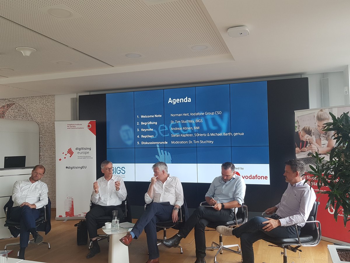BIGS_Potsdam's tweet photo. Rege Diskussion bei unserem #Roundtable zur #ITSicherheit hosted by @vodafone_de "Zwischen Wettbewerb und Regulierung: Wohin bewegt sich die deutsche Sicherheitsarchitektur?“
Vielen Dank an alle Teilnehmer! https://t.co/ZgGSgCrxpa