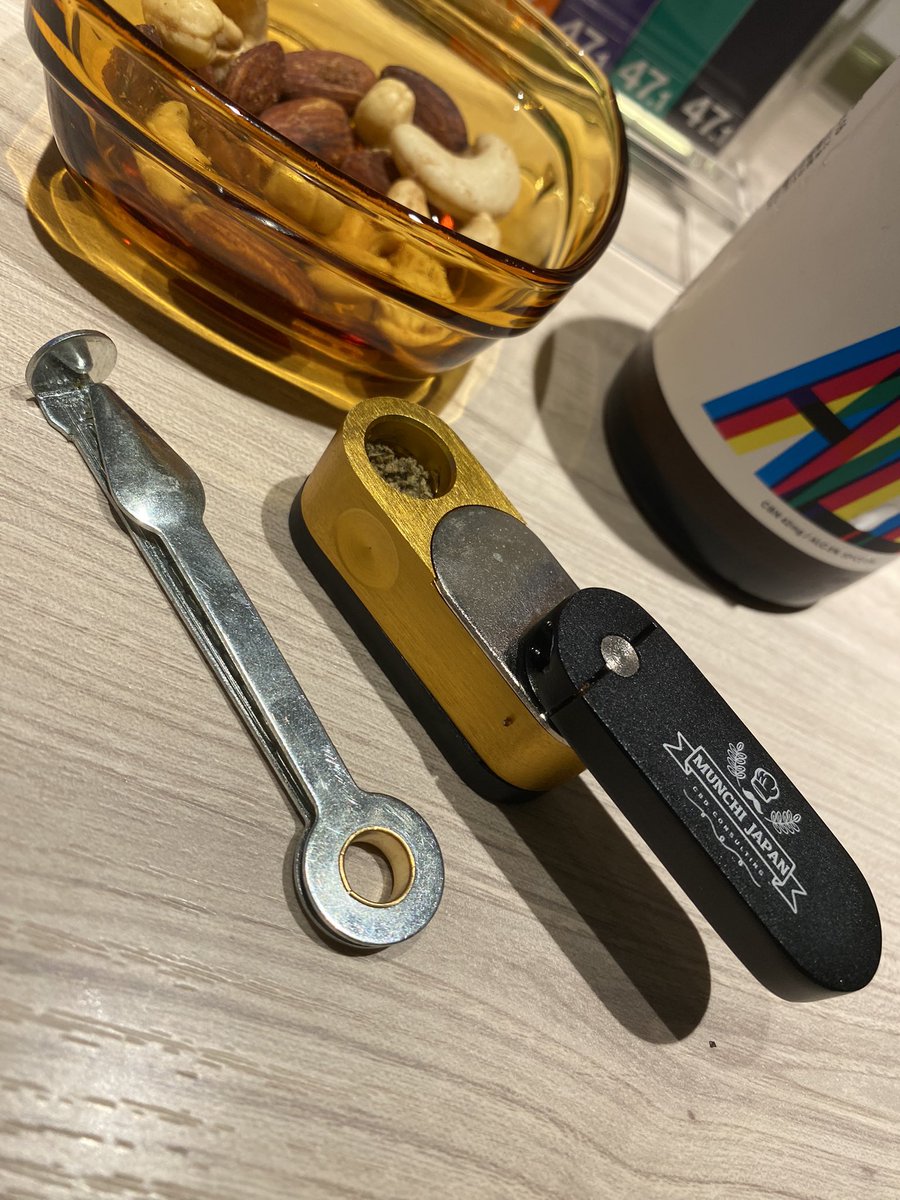 CTHRAG_YASKA's tweet photo. 久しぶりの、VapeMania で、オリジナル CBN ハーブ Extra Strong を試す。
久しぶりに、Munch Japanのpipeでいただく。うわ、火つきが良いなぁ………あっという間に、炭になった。
でも、Pipeでいくとキツイね。
Dynavapでもいい感じだけど、だいぶマイルド。_(:3 」∠)_
#VapeMania
#ExtraStrong https://t.co/6E2bNUhCYm