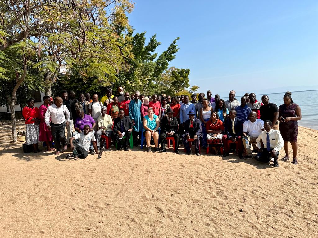 JulievanDassen's tweet photo. @undpmalawi supported the DPUC in Mangochi to broker dialogue between beach owners and community members living along the lake to address ongoing land conflicts. They involved the DC office to discuss land and tourism laws, and legal implications. https://t.co/0feRZg3API