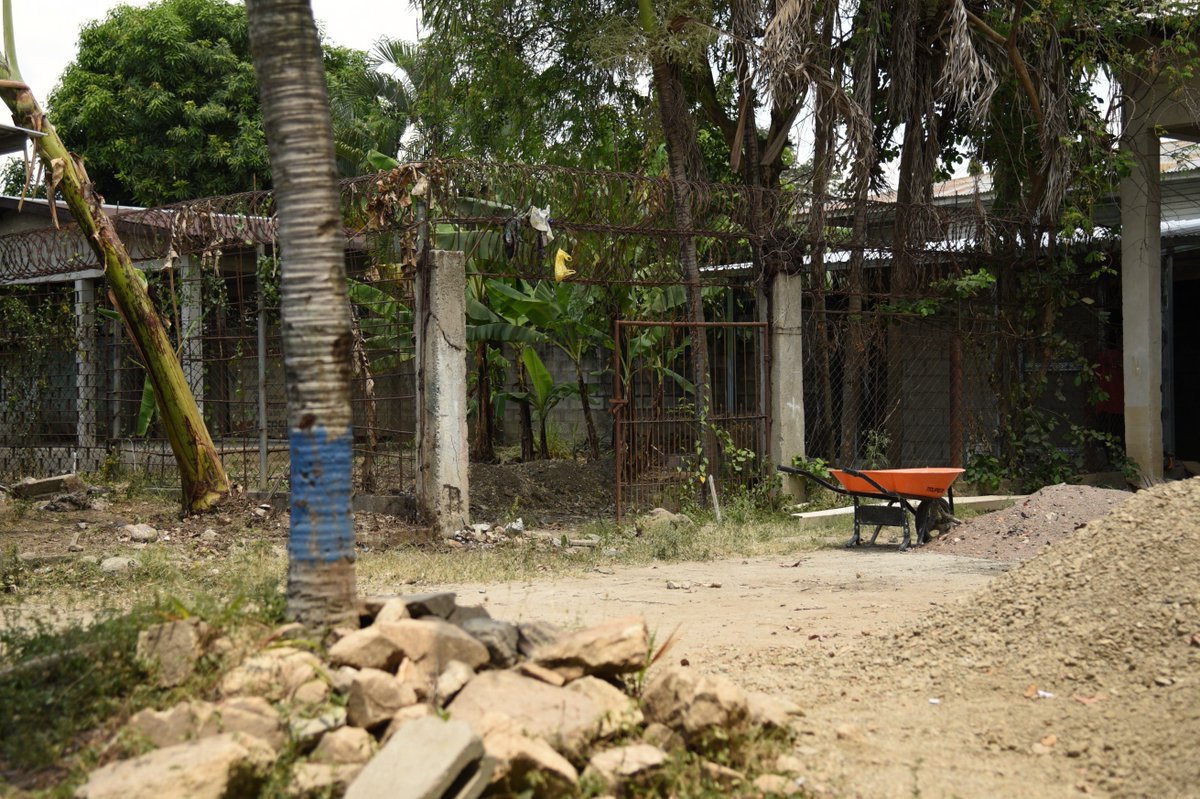 Across Honduras, many people face situations akin to those in warzones.
The human consequences of these multiple crises, however, continue to be ignored.
3.2 million people are in need of aid: yet many media outlets, donors, &amp; diplomats simply overlook this ongoing situation 
2/2