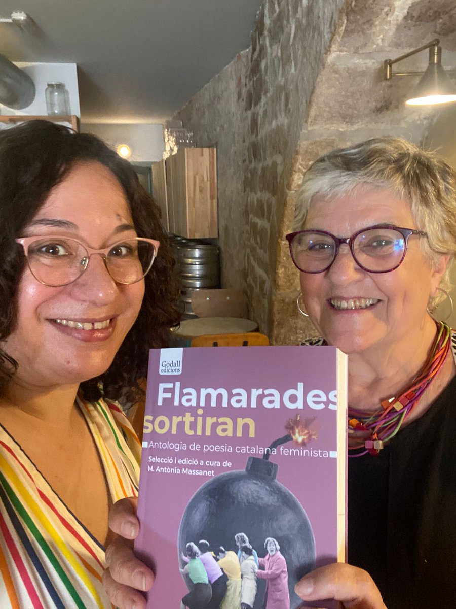 GodallEdicions's tweet photo. Ja el podem anunciar:
es diu "Flamarades sortiran" i és l'Antologia de poesia catalana feminista que ha preparat amb cura, temps i intel·ligència la M. @antoniamassanet. Pròleg de #MeriTorras
Gràcies per aquesta gran, gran feina, @Questions_cat i @tinavalles_
Un dia feliç! https://t.co/89pvG6wjHt