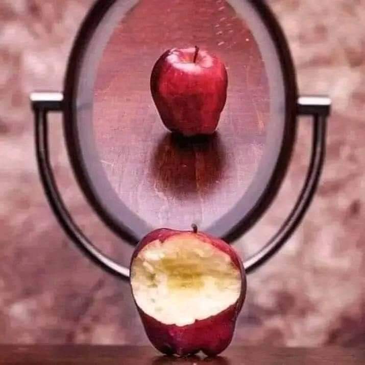 " لا تحسدوا أحدًا لما ترونه ظاهرًا، فـ لو علمتم ما خفي عنكم لدعوتم له وتركتوه وشأنه. "