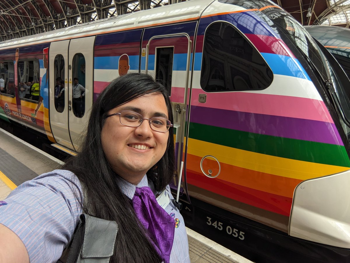 dat__ellie's tweet image. Was great to be at #Paddington for the unveiling of the new #ElizabethLine #trainbow today! A lovely time all over 🏳️‍🌈🏳️‍⚧️🫡🚄🚆
