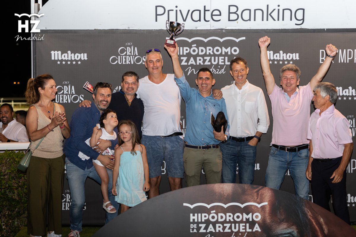 La fibra y la gran monta de <a href="/AdrianTores99/">Adri Martinez</a> le dieron alas a XILADO (Intello) que fue la sorpresa de la noche al salir de maiden en el Premio Florentino González.
Enhorabuena a sus propietarios, <a href="/CuadraUmami/">Cuadra Friends & Horses</a>, a sus preparadores, <a href="/Team_Augelli/">Team M&M Racing</a> y al jockey.
Entrego el trofeo el gran