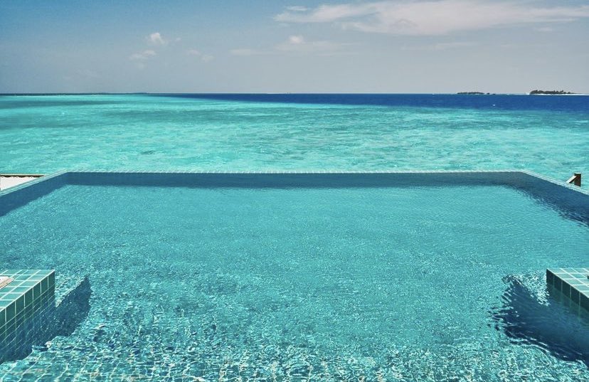 Hasta que llegue el momento de irnos de vacaciones, nos quedamos con <a href="/finolhumv/">Finolhu Baa Atoll Maldives</a> y sus cuatro tonos de azul. 🩵

#barefootchic