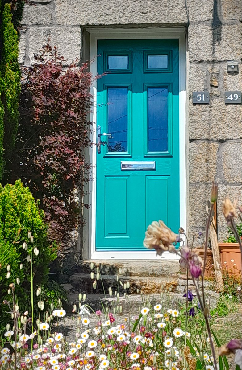 We have another happy customer to share with you! 💫

Take a look at this recent Safedoors installation, and you'll see a stunning transformation. The customer is thrilled with their new door, and it's easy to see why - it's a real head-turner!

#compositedoors #makeanentrance