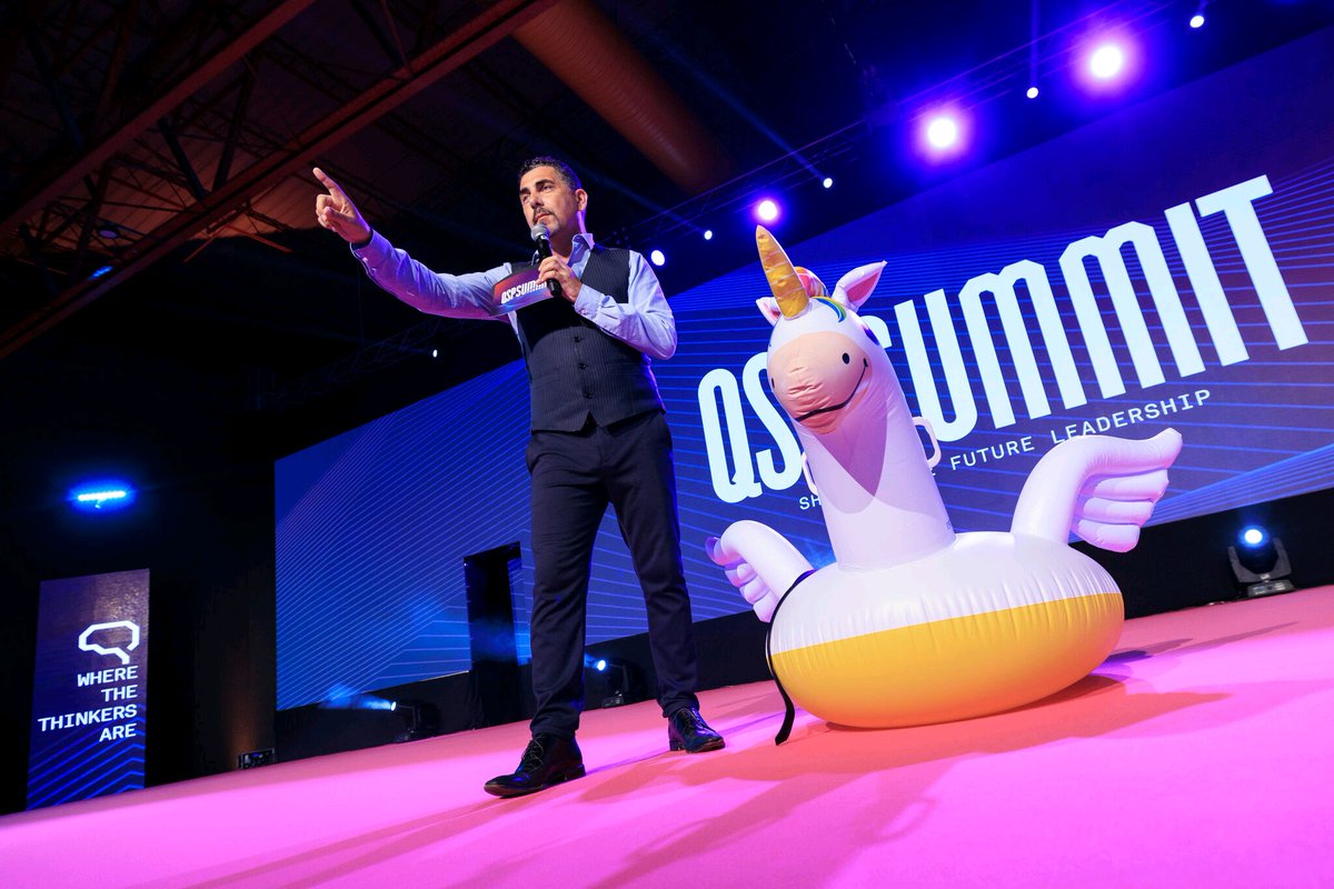 HopwoodMedia's tweet photo. Meet Zé Manel, my trusty co-host at #QSPSummit #Porto 🇵🇹 https://t.co/C3ytTLz751